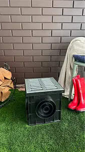 Комплект: Дождеприемник Европартнер 300х300 со сталь. штамп. решеткой (+2 перегородки и корзина) 16
