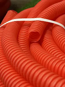 Труба гофрированная ПНД для металлопластиковых труб d32 красная (50 м) 3