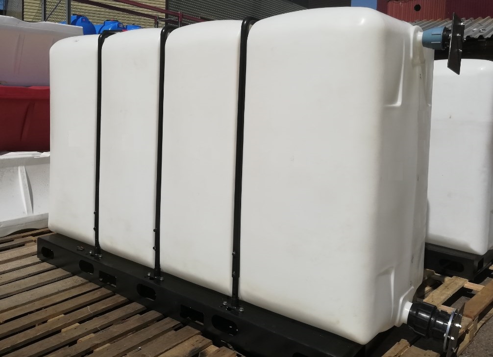 Емкость 4000 литров. Емкость 4000 литров пластиковая. Емкость kr 4000л в обрешетке. Емкость kr 4000л белая в обрешетке. Бочка пластиковая 2000л.